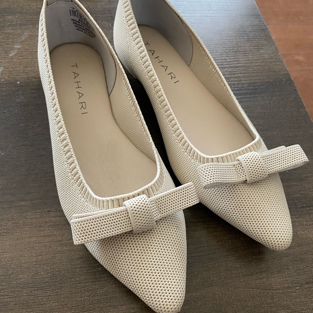 Tahari Women's Cream Flats with Bow size 7.5
